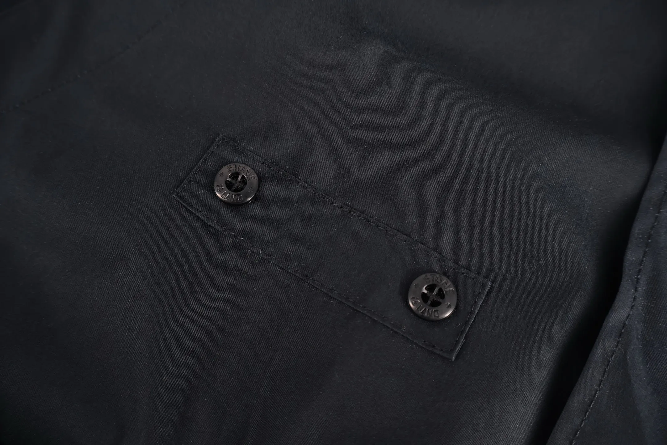 P680 Stone Island Ghost Series Harrington Jacket The fabric is made of 100% pure cotton cloth and the fabric is custom-dyed in the original color. The armbands are produced using 10,000-needle Behringer embroidery machines. The zipper is electroplated and smoked black, and the European style pull teeth are electroplated. Medium weight garment-dyed cotton satin jacket with gathered front and decorative contrasting belt. *Regular fit, standard length *Classic collar *Front zipper closure, button cuffs *Seamed pockets. Size:S-M-L-XL